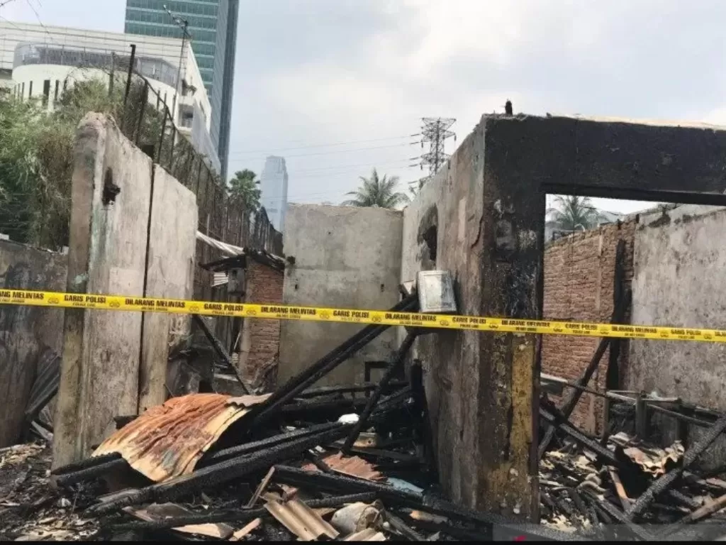 Bangunan rumah yang diduga menjadi tempat bermulanya api di permukiman dekat Mal Senayan City di Jalan Simprug Golf Rt. 10/08  Kel. Grogol Selatan, Kec. Kebayoran Lama, Jakarta Selatan, Senin (26/10/2020). (ANTARA/Devi Nindy)