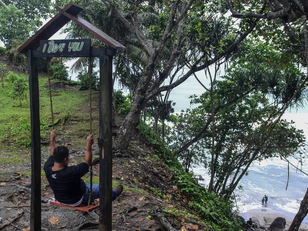 Wisatawan menikmati Pantai Karang Nini di Resort Pemangkuan Hutan (RPH), Desa Emplak, Kabupaten Pangandaran, Jawa Barat, Minggu (25/10/2020). ANTARA FOTO/Adeng Bustomi