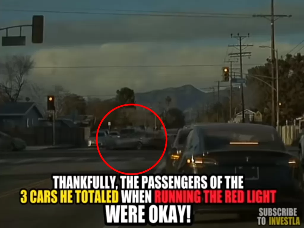Momen ketika mobil BMW menabrak mobil lain di persimpangan (photo/YouTube/Investla)
