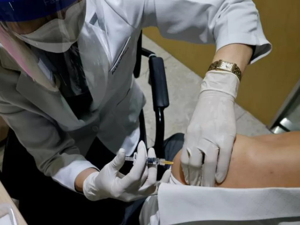 Seorang warga Korsel disuntuk vaksin flu. (REUTERS/Kim Hong-Ji).