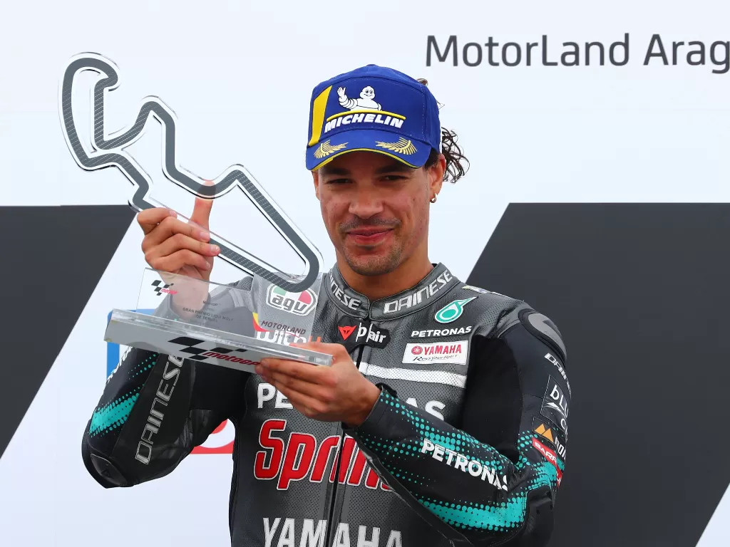 Petronas Yamaha SRT Franco Morbidelli merayakan dengan trofi setelah memenangkan Grand Prix Teruel (REUTERS/Sergio Perez)