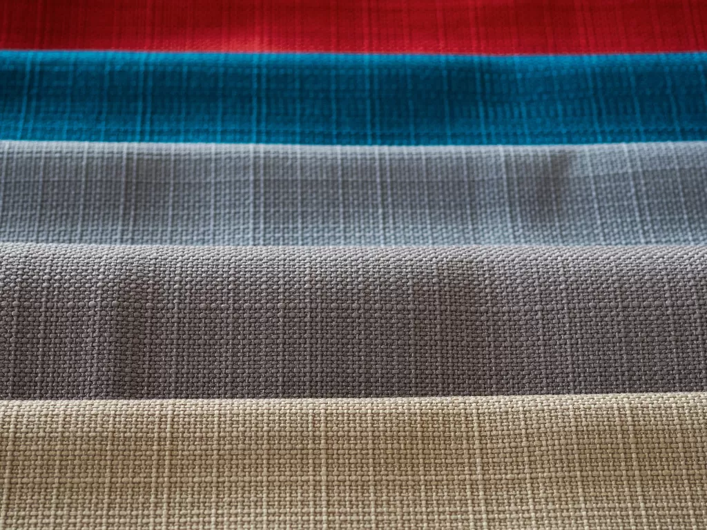 Ilustrasi berbagai macam kain dengan warna yang berbeda (Ilustrasi/Unsplash/Vitalijs Barilo)