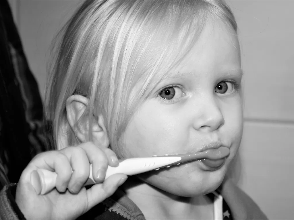 Ilustrasi anak menyikat gigi (Pixabay/Jenny Friedrichs)