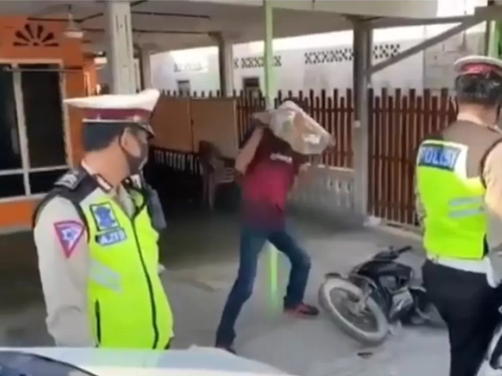 Pengendara hancurkan motornya sendiri tak terima ditegur polisi. (Instagram/Makassar_iinfo)