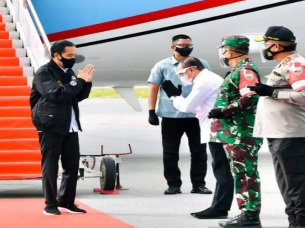  Presiden Joko Widodo di Bandara Silangit (ANTARA/HO)