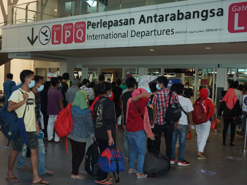 Sebanyak 200 orang Tenaga Kerja Indonesia (TKI) ilegal asal Medan, Sumatera Utara dipulangkan dari Bandar Udara KLIA 2 di Kuala Lumpur, Malaysia, Senin (26/10). (ANTARA FOTO/Agus Setiawan)