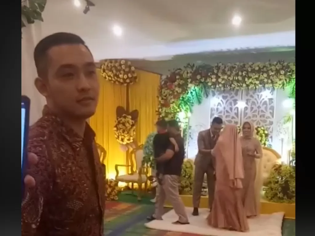 Cowok hadiri pernikahan mantan kekasih viral di emdsos (Tiktok)