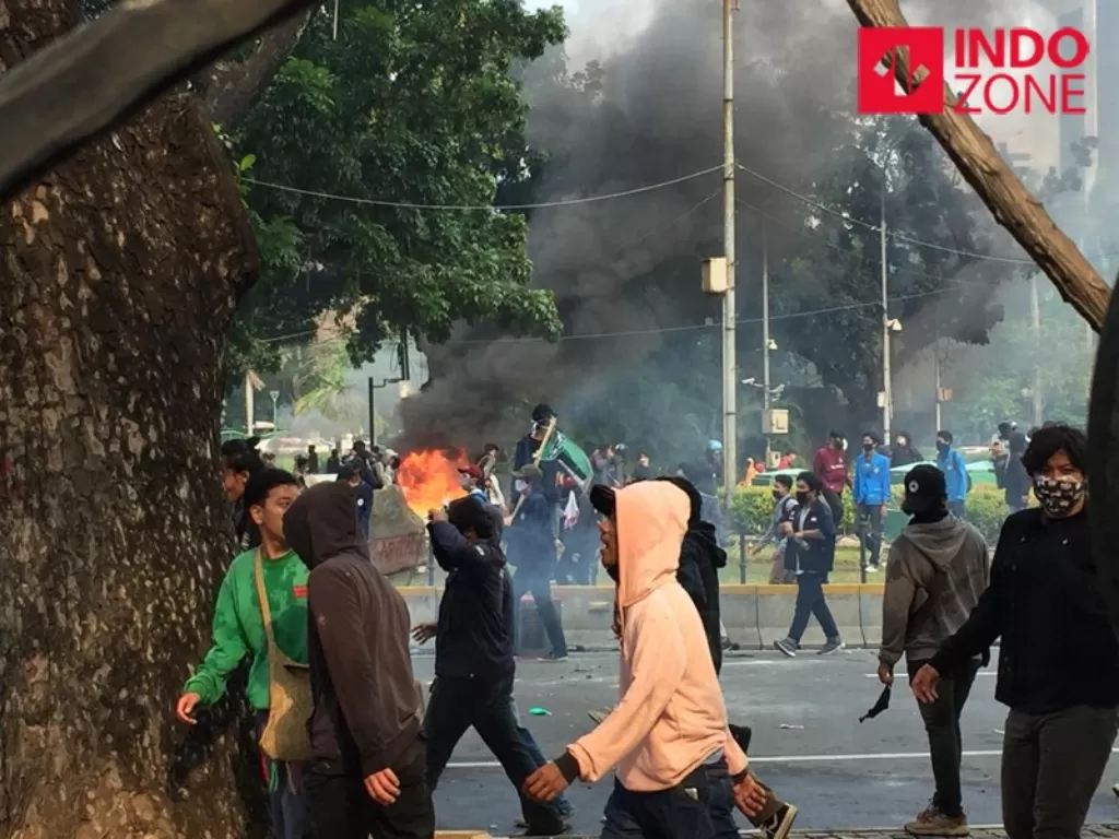 Massa aksi melakukan pembakaran di sekitaran Patung Kuda, Jalan Medan Merdeka Barat, Jakarta Pusat, Kamis (8/10/2020). (INDOZONE/Sarah Hutagaol)