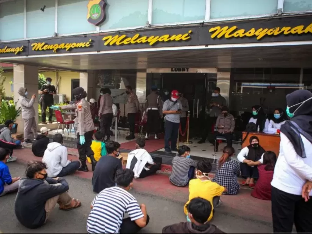 Sejumlah pelajar diamankan di Mapolrestro Tangerang Kota, Kota Tangerang, Banten, Selasa (20/10/2020). (Photo/ANTARA FOTO/FAUZAN)