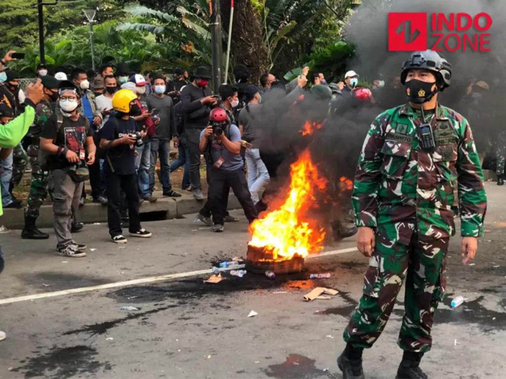 TNI turun tangan imbau massa membubarkan diri di Patung Kuda, Jakarta Pusat. (INDOZONE/Samsudhuha Wildansyah)