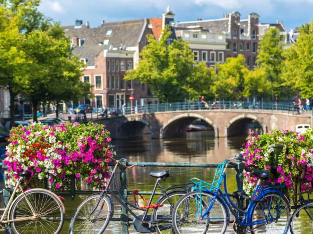 Amsterdam gunakan bunga untuk cegah sepeda parkir di pagar jembatan. (matadornetworl.com)