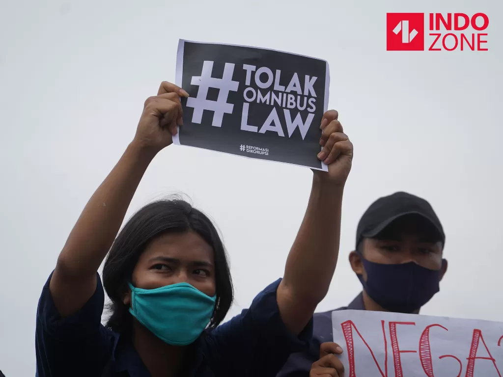 Massa dari buruh dan mahasiswa melakukan aksi menolak RUU Cipta Kerja di depan Gedung DPR, Jakarta, Kamis (16/7/2020). (INDOZONE)