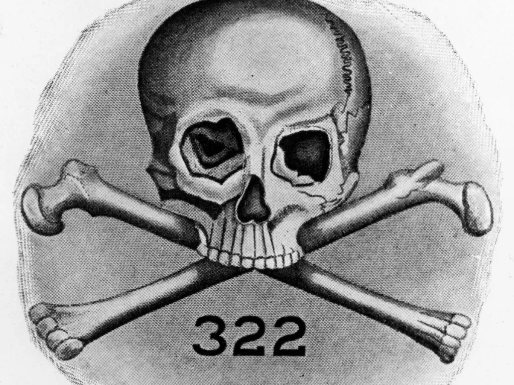 Lambang perkumpulan rahasia 'Skull and Bones Society'. (Wikipedia)