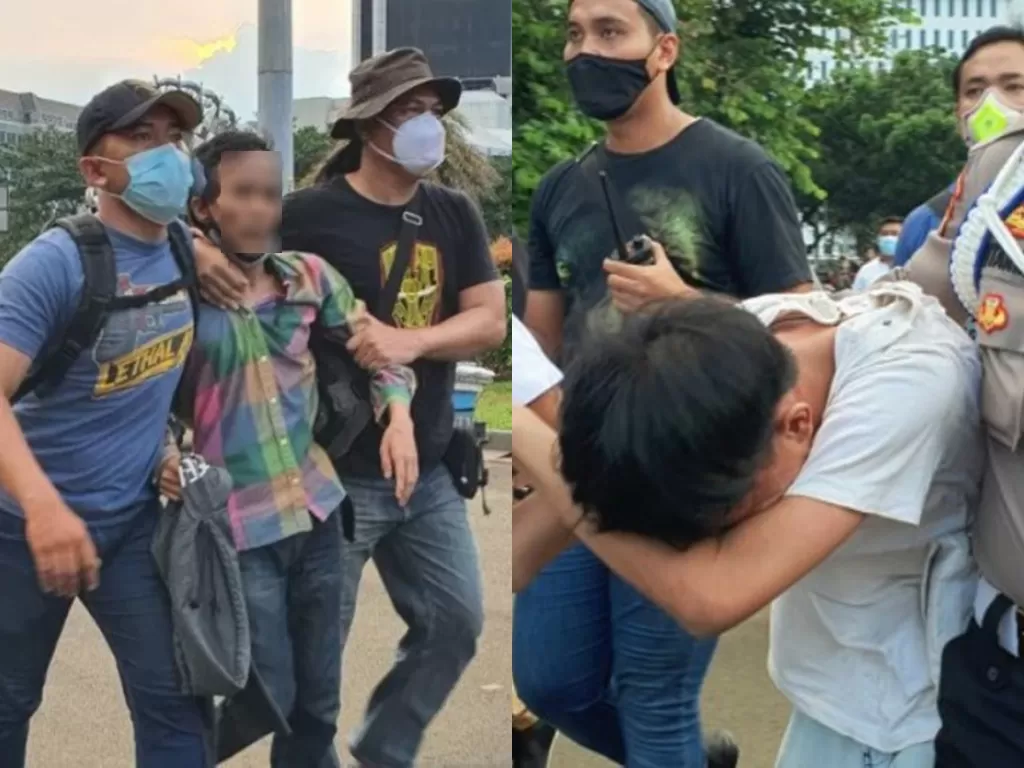Dua lelaki yang diduga pencopet saat diciduk polisi usai menyelinap ke dalam aksi unjuk rasa Undang-undang Cipta Kerja di Jakarta, Rabu (28/10/2020). (ANTARA/Livia Kristianti)