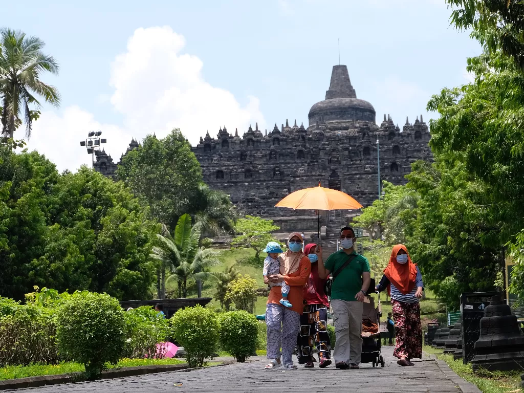 Sejumlah wisatawan berada di kompleks Taman Wisata Candi (TWC) Borobudur (ANTARA FOTO/Anis Efizudin)