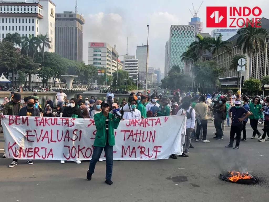 Demo Omnibus Law oleh massa buruh dan mahasiswa di Patung Kuda, Jakarta Pusat, Rabu (28/10/2020). (INDOZONE/Samsudhuha Wildansyah)