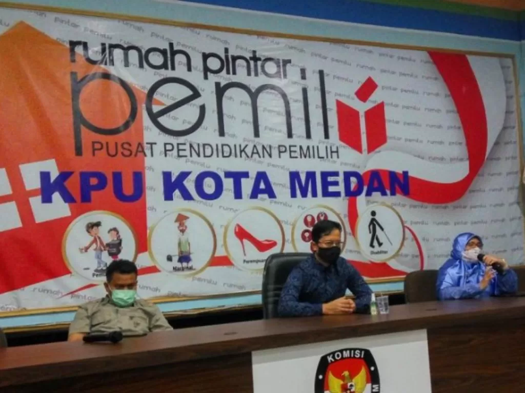 Anggota KPU Medan sedang menjelaskan tentang debat kandidat Pilkada Medan 2020. (Antara)
