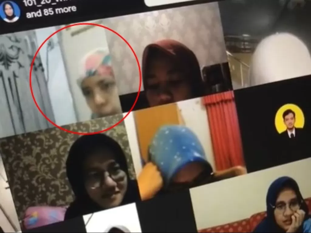 Mahasiswi Salat di depan kamera saat kuliah online. (Screenshot)