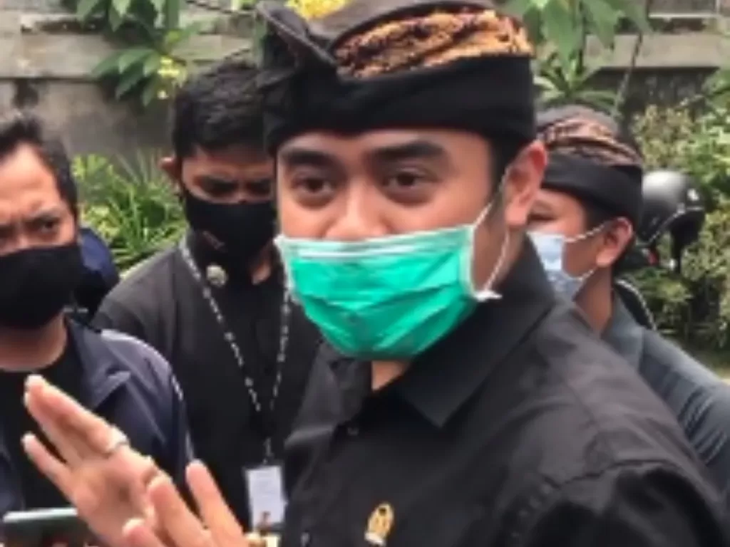 Anggota DPD RI asal Bali, Shri I Gusti Ngurah Arya Wedakarna (AWK) dipukul massa. (Tangkapan layar)