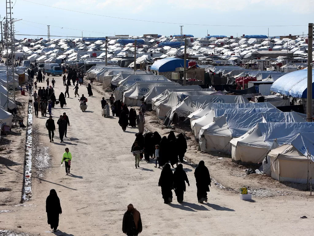 Wanita berjalan melalui kamp pengungsian al-Hol di gubernur Hasaka, Suriah. (Photo/Ilustrasi/REUTERS/Ali Hashisho)