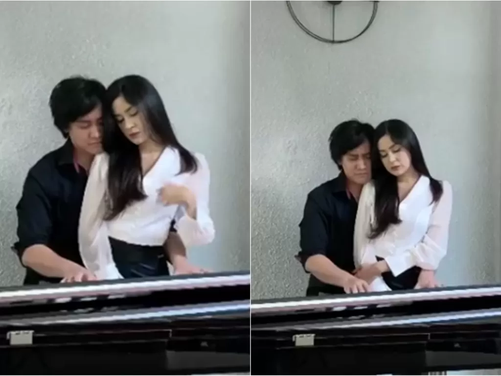 Kevin pangku istri sambil main piano. (Instagram/@kevinaprilio)
