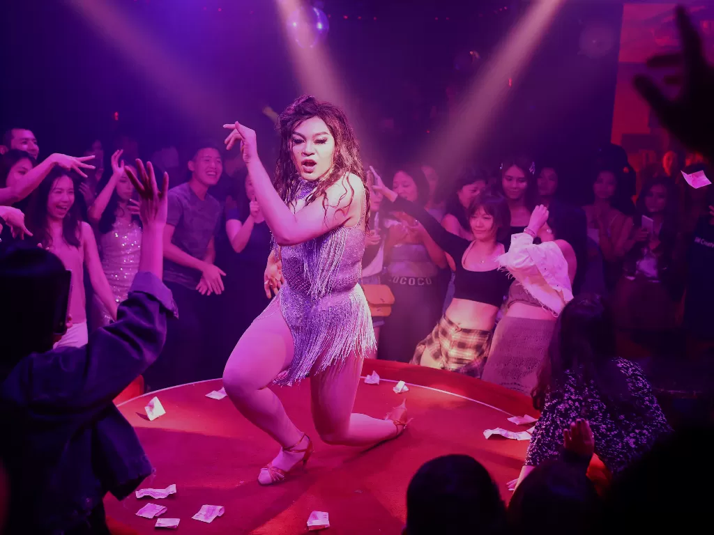 Vilian, 28, anggota suku Bunun dan penampil drag show, menari di atas panggung di bar Belle di Taipei (REUTERS/Ann Wang)