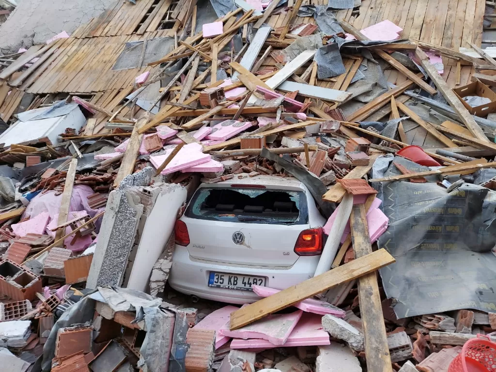 Bangunan runtuh akibat gempa di Turki. (Foto: REUTERS/Tuncay Dersinlioglu)
