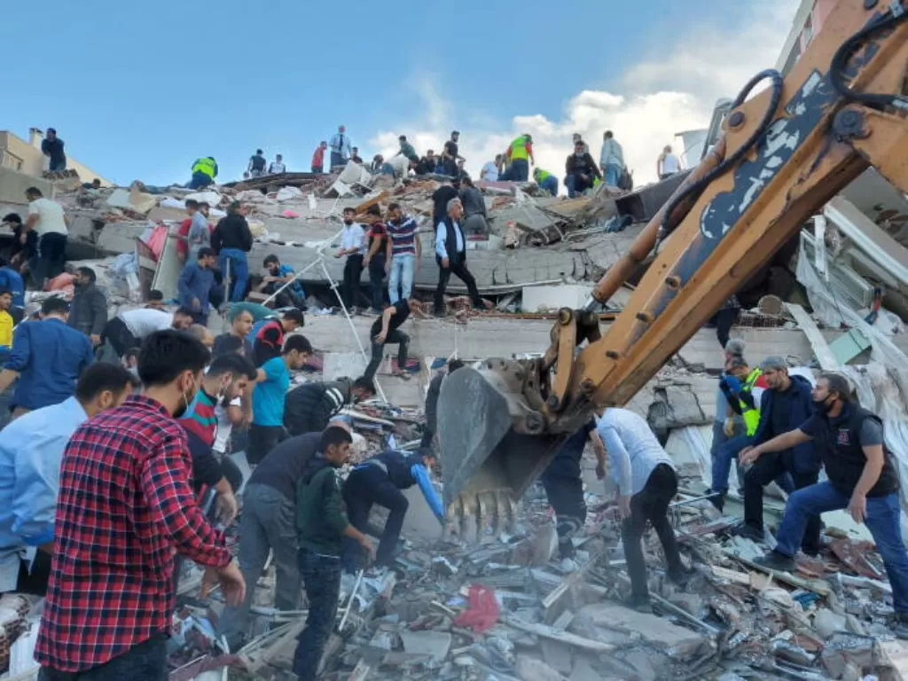 Bangunan runtuh karena gempa di Turki. (REUTERS/Tuncay Dersinlioglu)