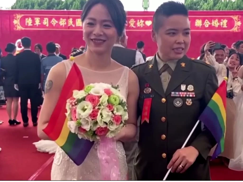 Perwira wanita militer di Taiwan menikah dengan pasangan sesama jenis. (Screenshoot/video REUTERS)
