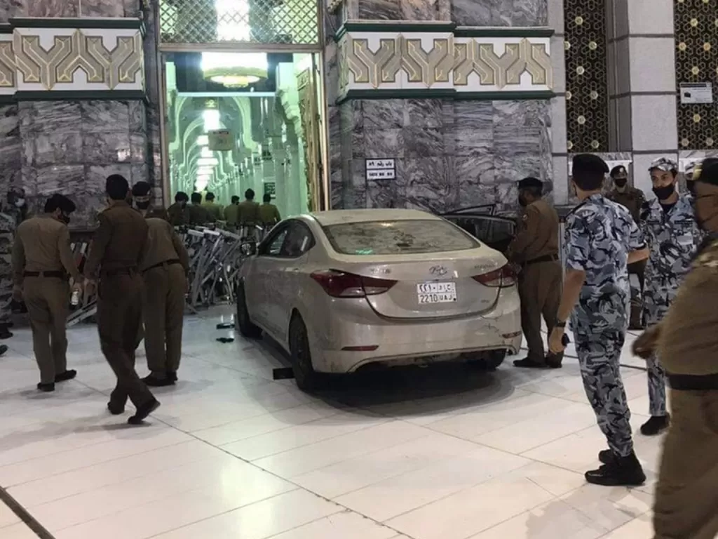Sebuah mobil menerobos masuk halaman Masjidil Haram, Mekkah, Arab Saudi, kemudian menabrak salah satu pintu. (Photo/Twitter/@hsharifain))