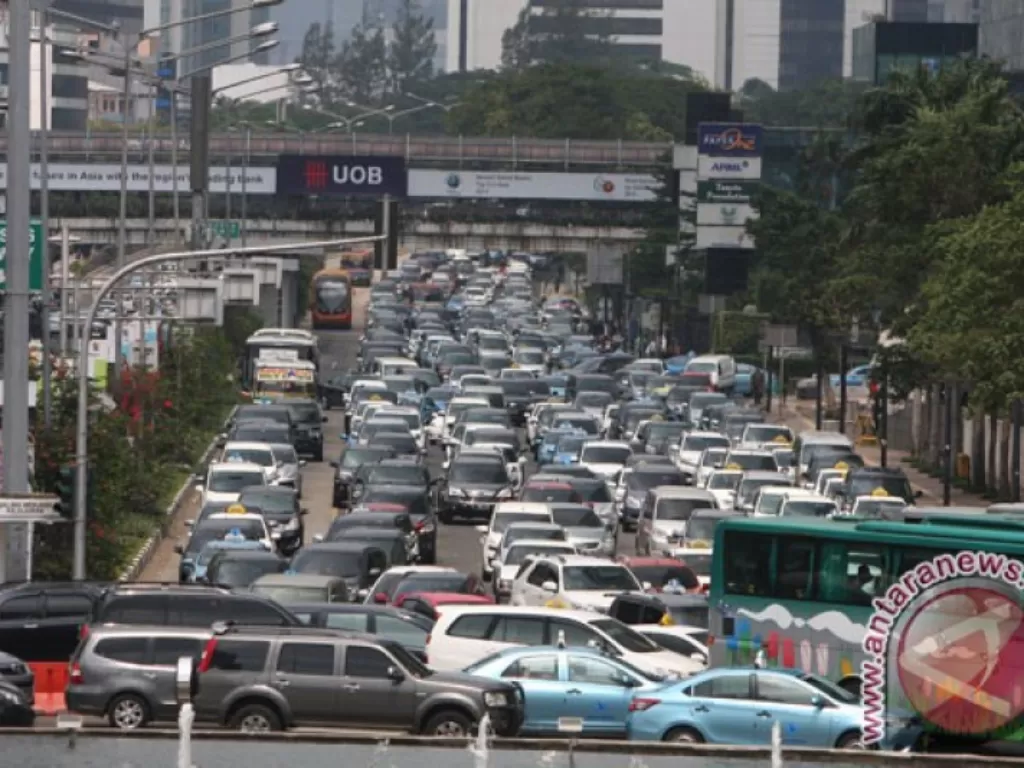 Kemacetan Hari Libur Sejumlah kendaraan terjebak kemacetan di sejumlah ruas-ruas jalan ibukota seperti yang terlihat di Jalan Sudirman, Thamrin, Jakarta Pusat, Kamis (14/5/2018). (ANTARA FOTO/Reno Esnir)