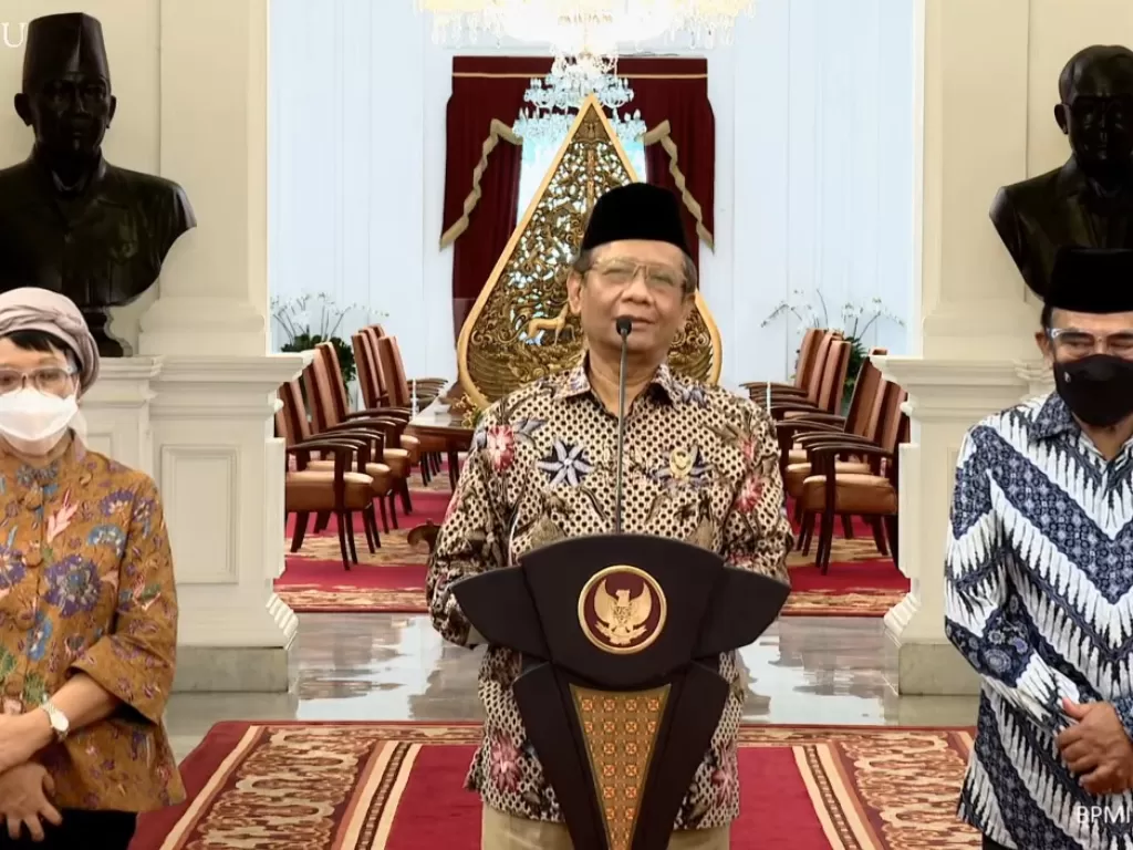 Menko Polhukam Mahfud MD (Tengah), didampingi Menlu Retno Marsudi (Kiri) dan Menag Fachrul Razi (Kanan). (Foto: Youtube @Sekretariat Presiden)