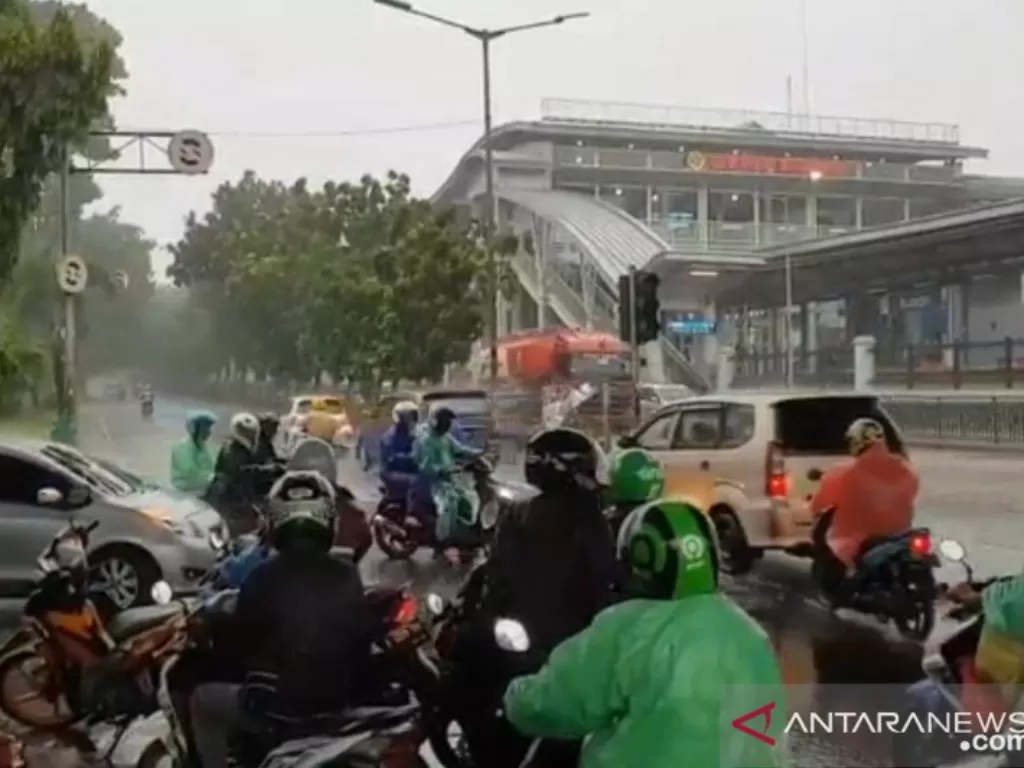 Arus lalu lintas di pertigaan Jalan Buaran Raya, Duren Sawit, Jakarta Timur, tersendat, Minggu (1/11/2020), imbas gangguan pasokan listrik. (ANTARA/Andi Firdaus)