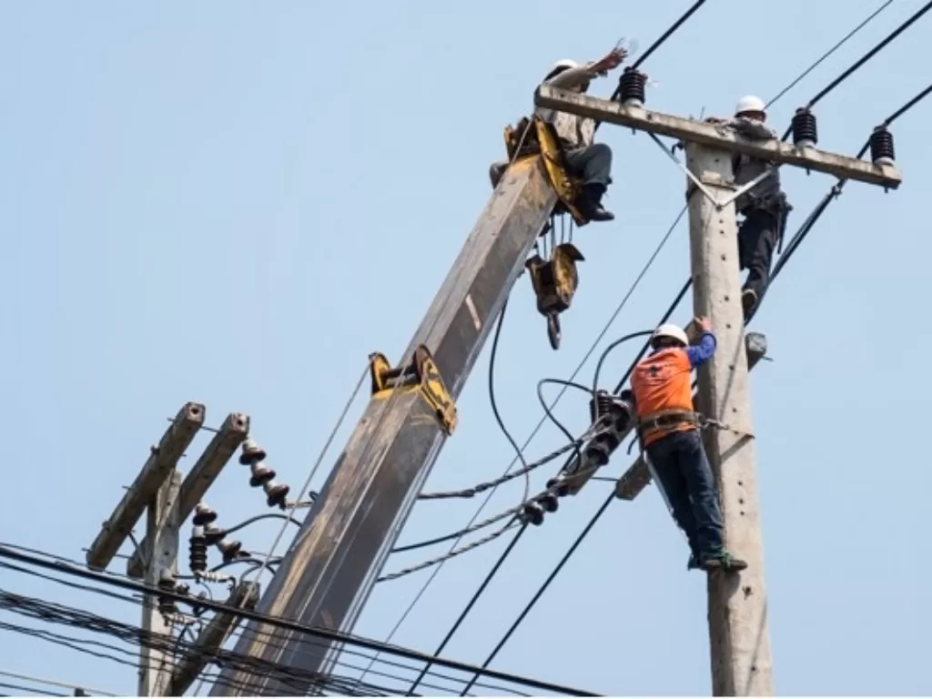 Ilustrasi petugas memperbaiki jaringan listrik. (Freepik).