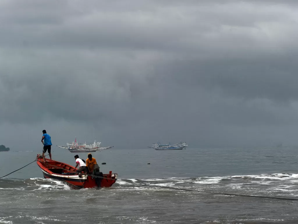 Nelayan memindahkan bahan bakar untuk kapal bagan saat langit berawan di Pantai Pasie Nan Tigo, Padang, Sumatera Barat, Senin (2/11/2020). ANTARA FOTO/Iggoy el Fitra