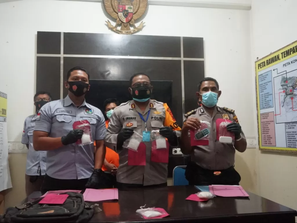 Polisi dengan barbuk narkotika. (Dok Humas Polda Papua).