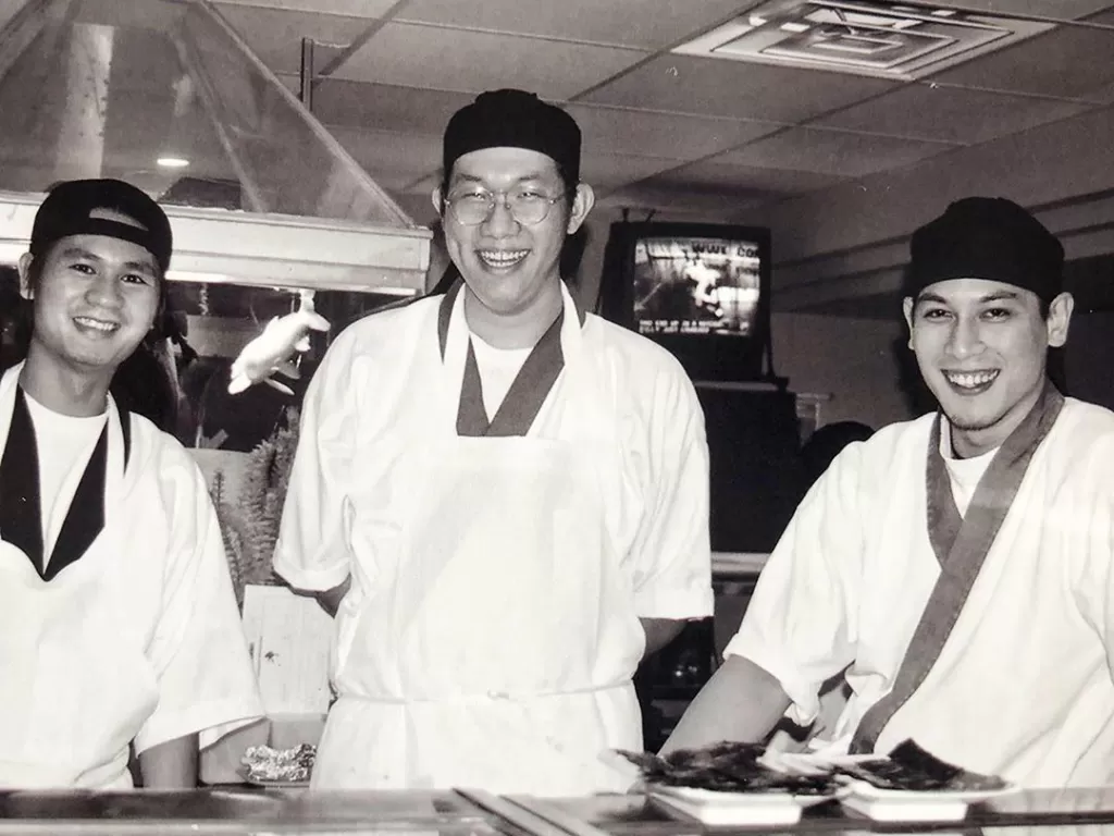 Chef Juna (kanan) saat pertama kali mengawali karirnya sebagai seorang juru masak di Miyako Japanese Restaurant on Kirby Dr, Houston, Texas. (Instagram/@junarorimpandeyofficial)
