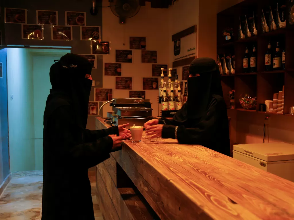 Kafe khusus wanita di Yaman. (REUTERS/ NUSAIBAH ALMUAALEMI)