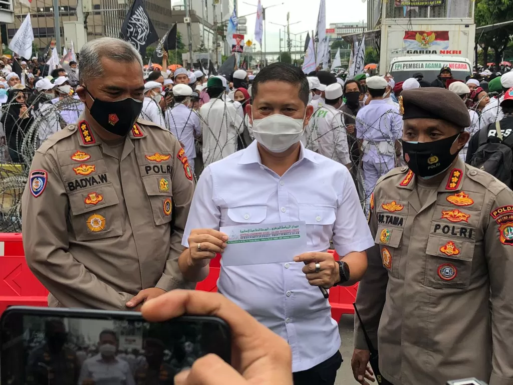 PA 212 serahkan surat ke polisi untuk Kedubes Prancis sebelum bubarkan diri di Jl MH Thamrin Jakarta Pusat. (INDOZONE/Samsudhuha Wildansyah)