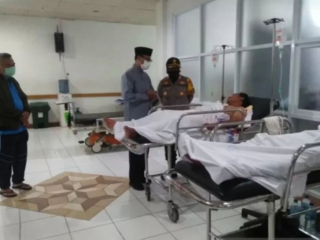 Wali Kota Sukabumi Achmad Fahmi dan Kapolres Sukabumi Kota AKBP Sumarni mengunjungi anggota ormas yang terluka saat bentrokan di RSUD R. Syamsudin S.H. Kota Sukabumi, Jabar, Minggu (1/11/2020). (ANTARA/Aditya Rohman)