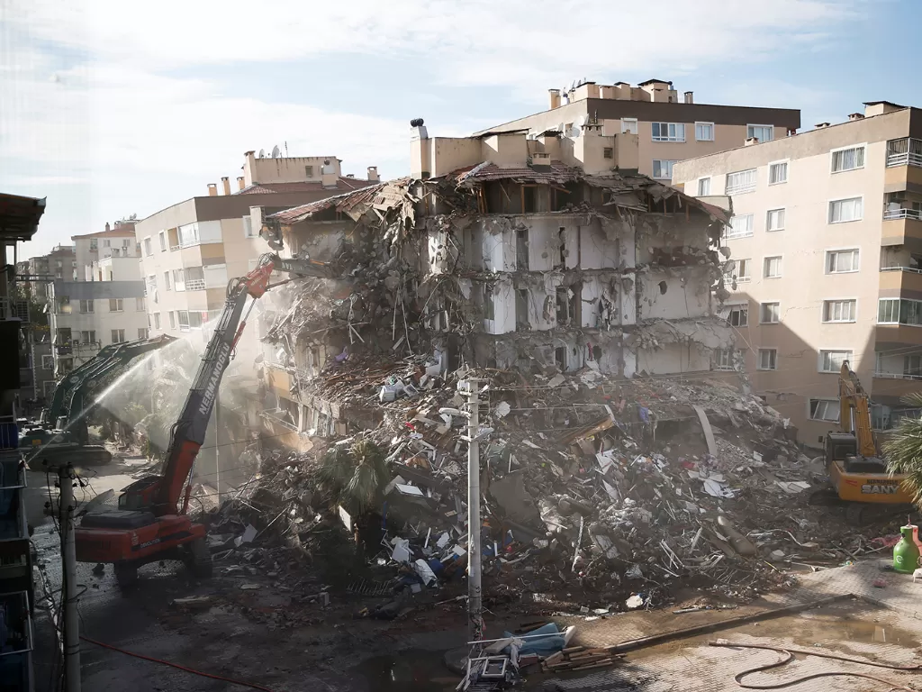 Sebuah bangunan yang rusak dihancurkan setelah gempa bumi melanda Laut Aegea, di provinsi pesisir Izmir. (Photo/Reuters/Kemal Aslan)
