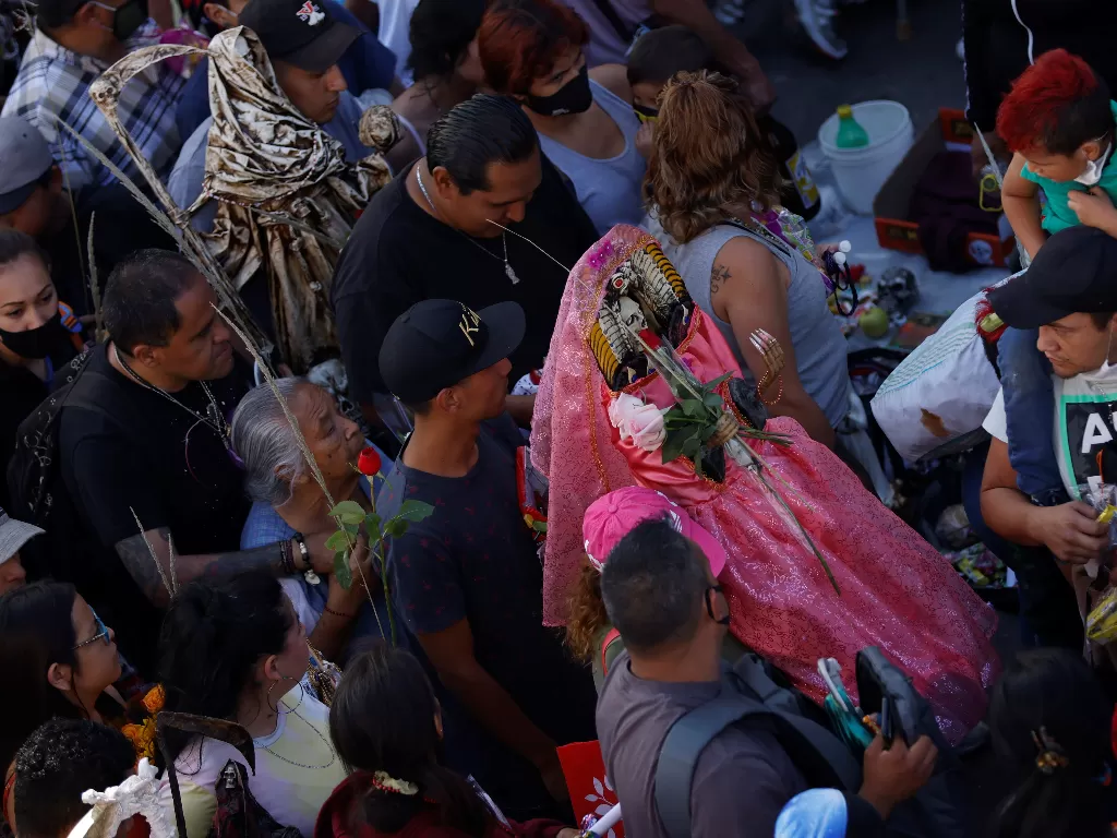 Pengikut mengunjungi kuil Saint of Death selama perayaan Day of the Dead (REUTERS/Carlos Jasso)