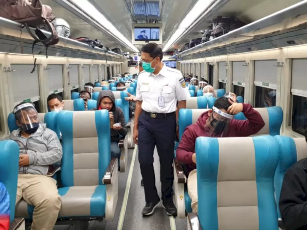 Suasana penumpang dalam Kereta Api. (Dok. Humas KAI Daop 1 Jakarta)