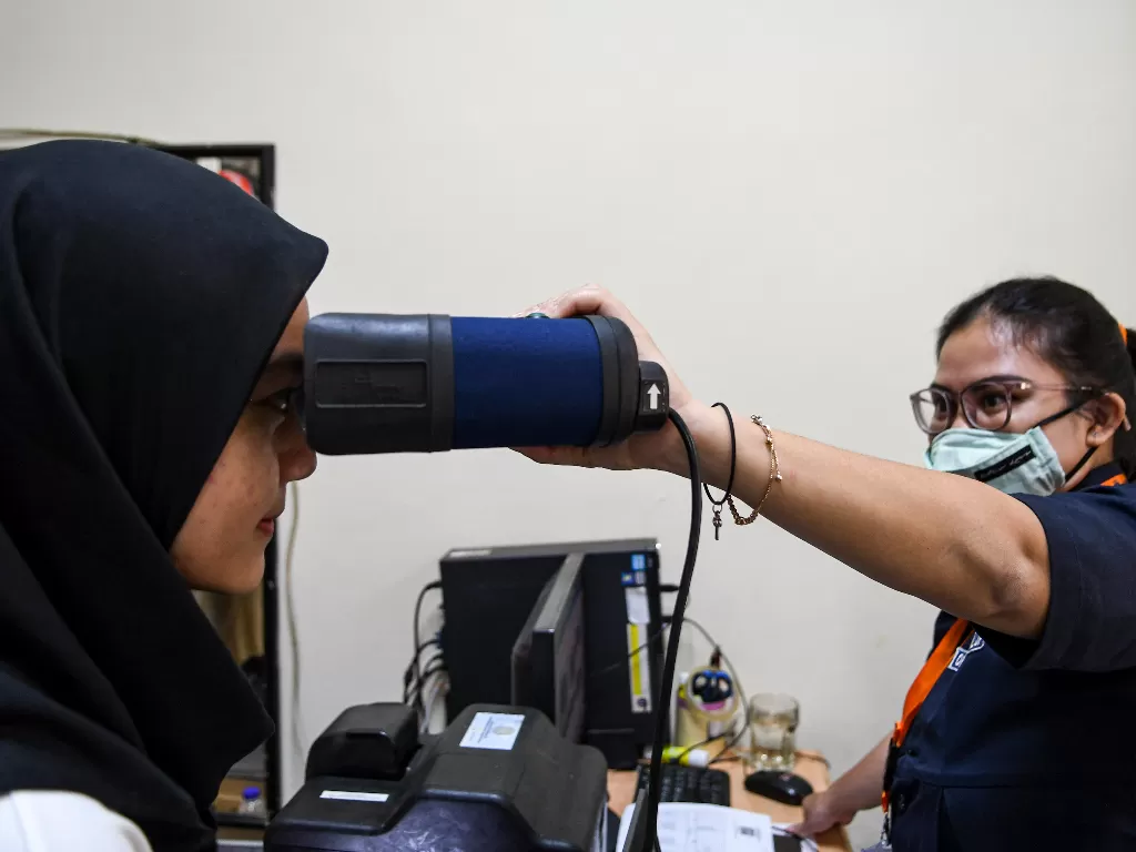Warga melakukan perekaman data Kartu Tanda Penduduk Elektronik (E-KTP) pada Dinas Kependudukan dan Pencatatan Sipil (Dukcapil) di Kantor Lurah Pasar Baru, Jakarta, Senin (2/11/2020). ANTARA FOTO/M Risyal Hidayat