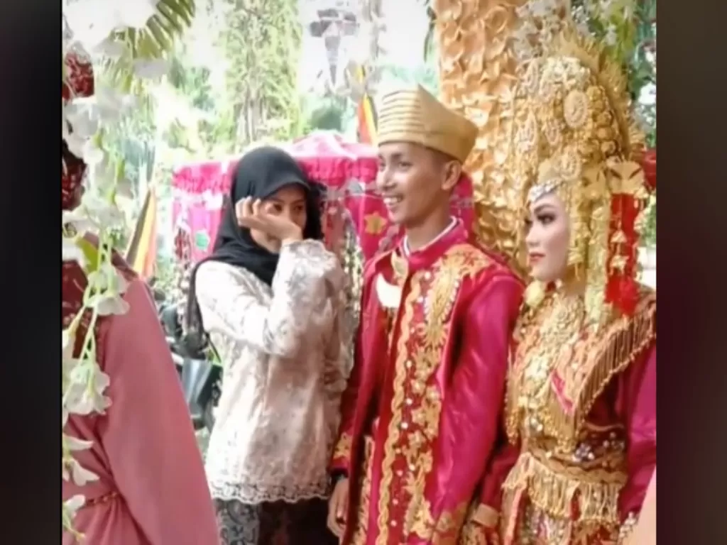 Wanita nangis datang ke pernikahan mantan kekasih viral (Tiktok)