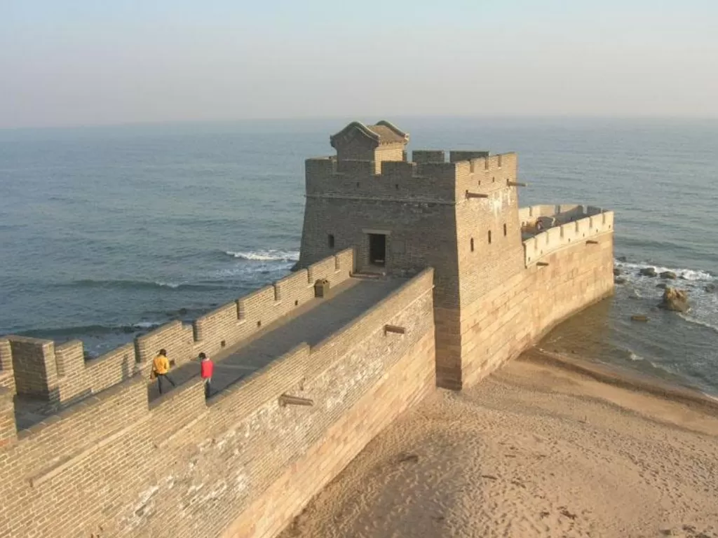 Tempat pertemuan tembok besar China dengan laut. (visitourchina.com)