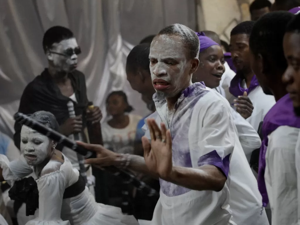 Seorang penganut Voodoo mengambil bagian dalam perayaan dua hari upacara 'Fet Gede' di Lakou Savalouwe di Port-au-Prince, Haiti (REUTERS/Andres Martinez Casares)