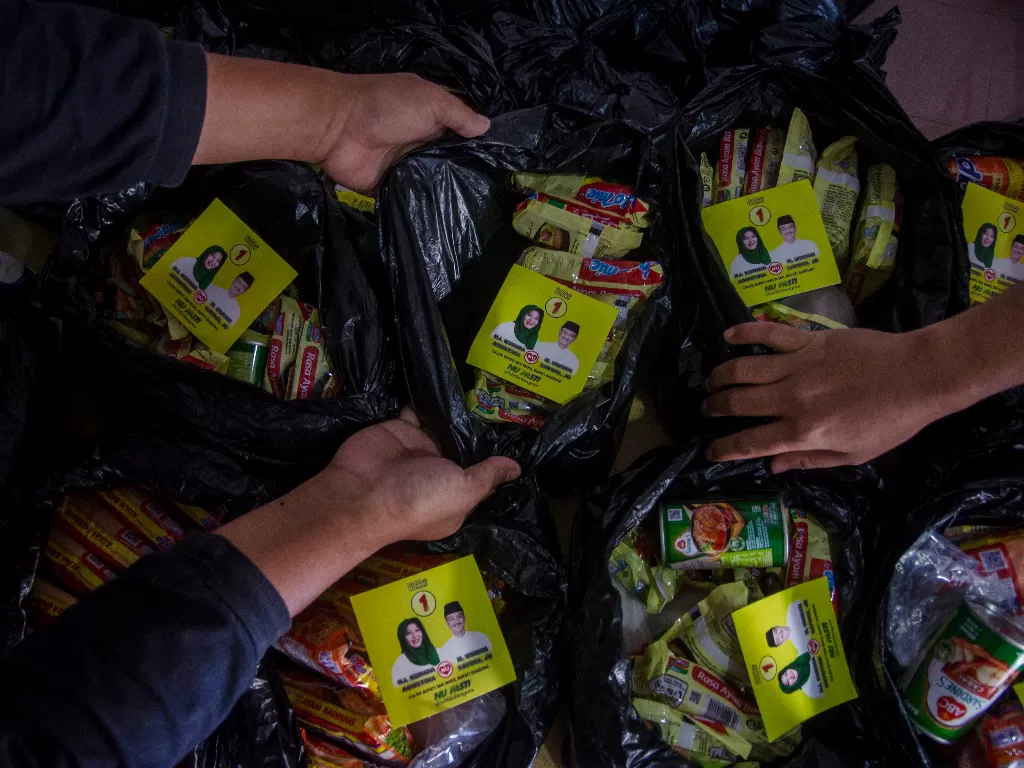 Petugas Pengawas Pemilu (Panwaslu) menghitung barang bukti paket sembako dugaan praktik politik uang Pilkada Bupati Bandung 2020 (ANTARA FOTO/Novrian Arbi)