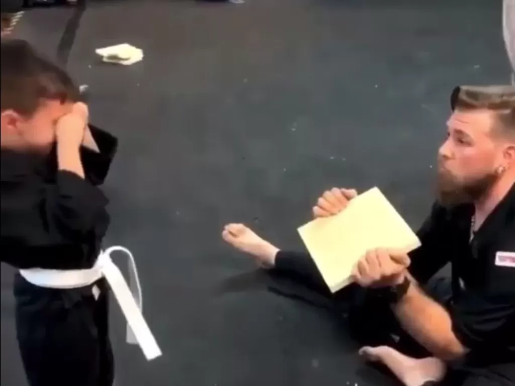Guru Karate mengajari cara untuk mematahkan papan. (Instagram)