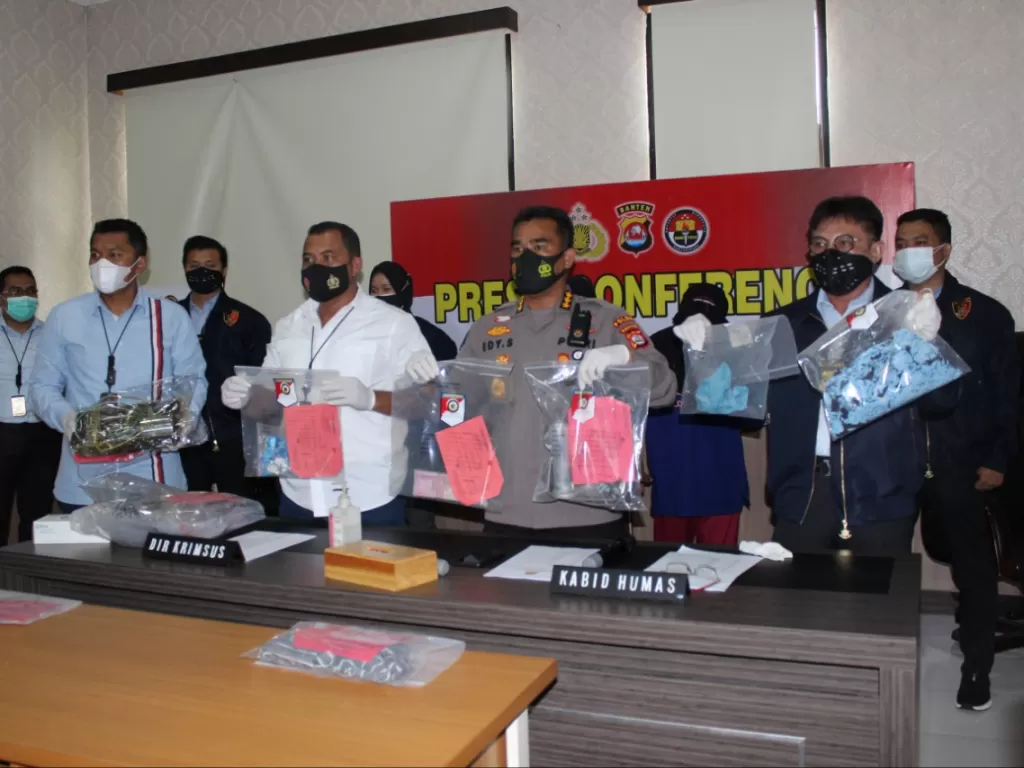 Konferensi pers penggerebekan klinik aborsi ilegal di Pandeglang, Banten, Selasa (3/11/2020). (Humas Polda Banten)